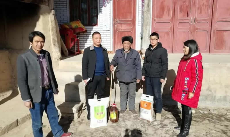 堅(jiān)持精準(zhǔn)幫扶，合力脫貧攻堅(jiān)——市龍江城鄉(xiāng)發(fā)展集團(tuán)、隴南太平洋財(cái)險(xiǎn)公司聯(lián)合開展幫扶文縣橋頭鎮(zhèn)安子坡村2019年春節(jié)慰問活動(dòng)