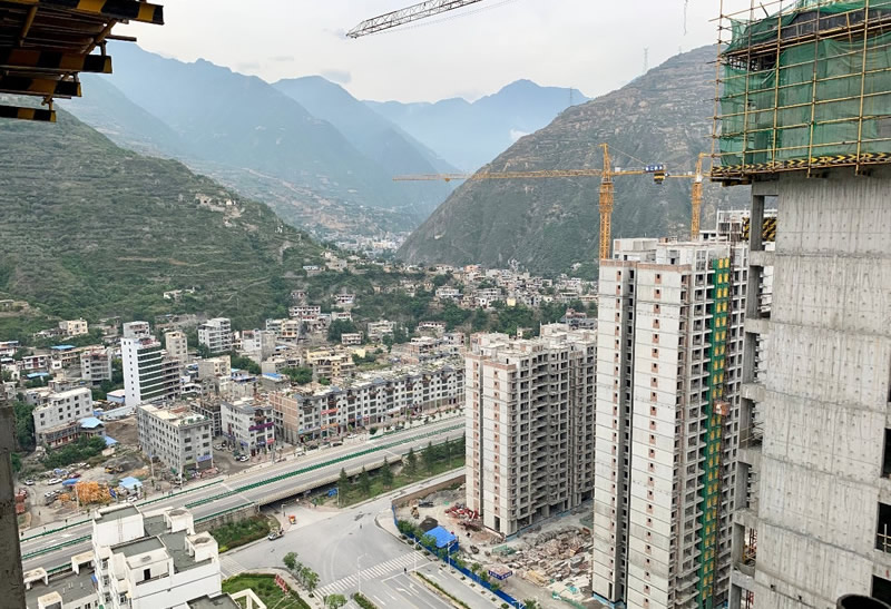 匠心傾注、喜封金頂——龍江?雙子座商住小區(qū)主體順利封頂