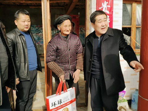 市龍江集團(tuán)在文縣橋頭鎮(zhèn)安子坡村開(kāi)展“解難題、辦實(shí)事、送溫暖”活動(dòng)