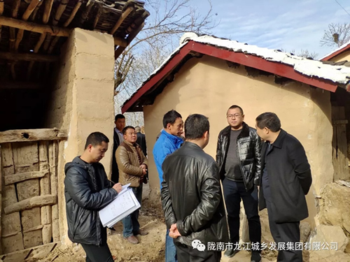 市龍江集團(tuán)在文縣橋頭鎮(zhèn)安子坡村開(kāi)展“解難題、辦實(shí)事、送溫暖”活動(dòng)