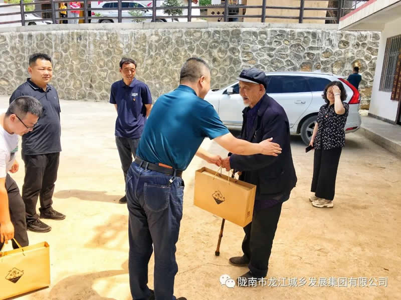 “感黨恩、憶黨史”，--市龍江城鄉(xiāng)發(fā)展集團公司開展慶祝建黨99周年主題黨日活動