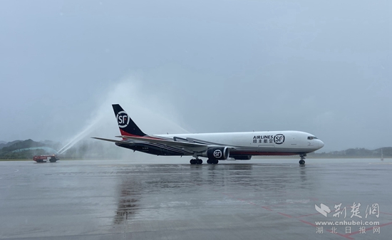 貨航首班進(jìn)港。胡小軍 攝.jpg