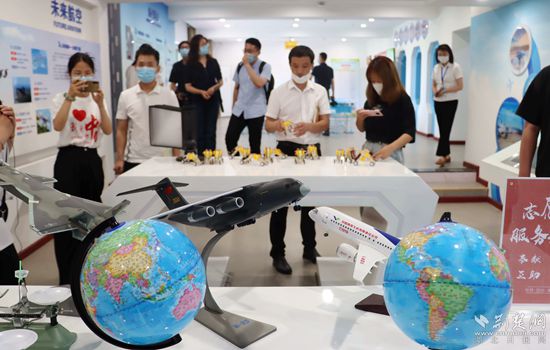 燕磯社區(qū)黨員群眾服務(wù)中心參觀體驗。記者 胡小軍 攝.jpeg