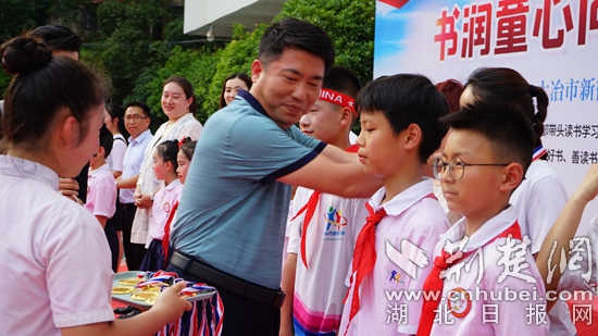 大冶市教育局黨組成員、副局長(zhǎng)為親子共讀示范家庭頒發(fā)獎(jiǎng)?wù)?jpg