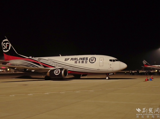 順豐B737-300駛向停機(jī)位。金康 攝.jpg