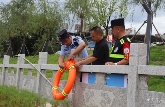 雙鶴派出所民輔警在轄區(qū)重點(diǎn)水域排查隱患，裝配救生工具.jpg