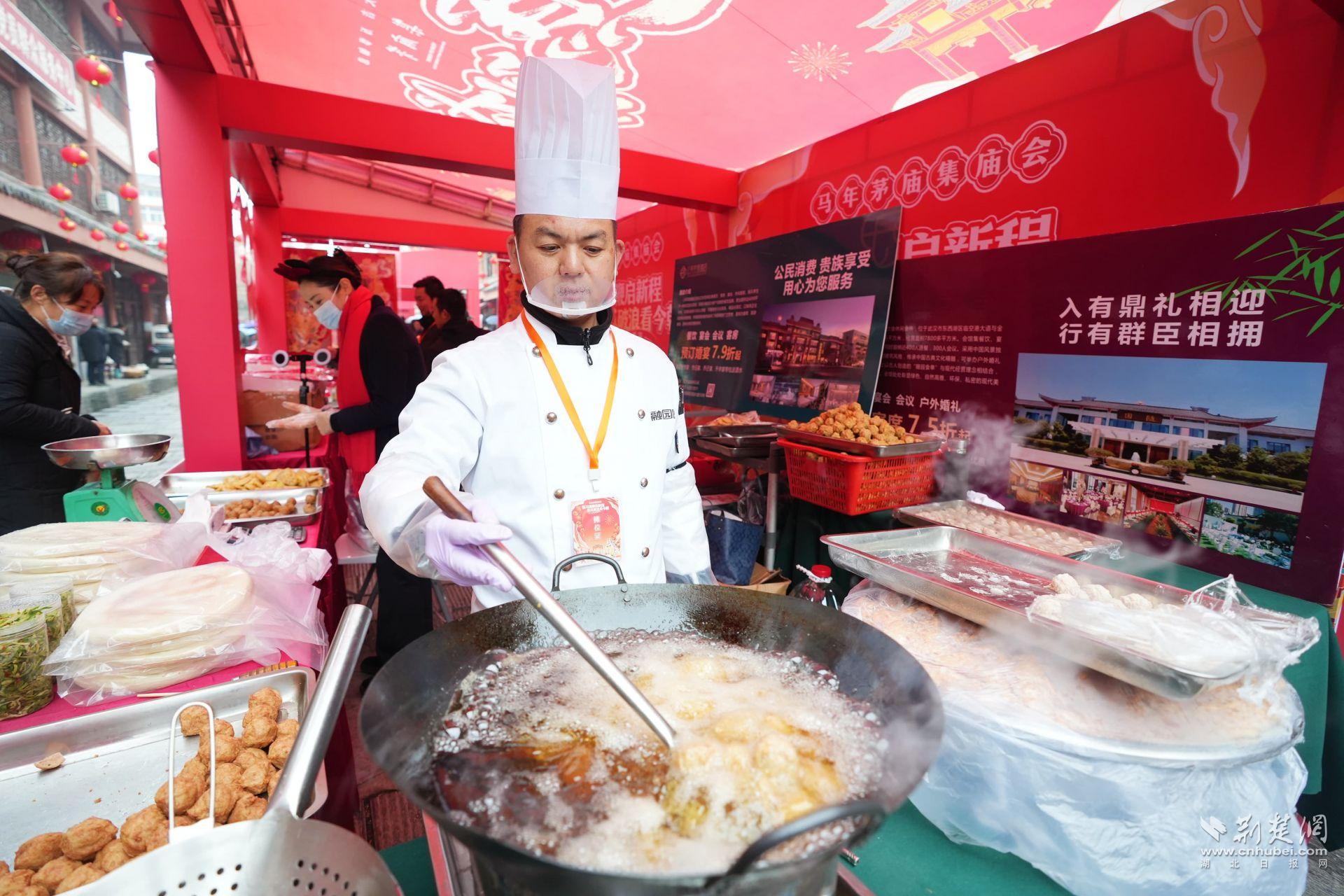 現(xiàn)場臘味、鹵貨、炸圓子吸引市民前來品嘗購買 (1).JPG.JPG