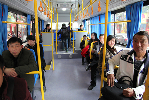 崇陽老百姓坐上新能源純電動(dòng)公交車。.JPG